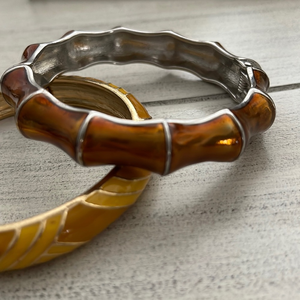Very nice hinged bracelet.